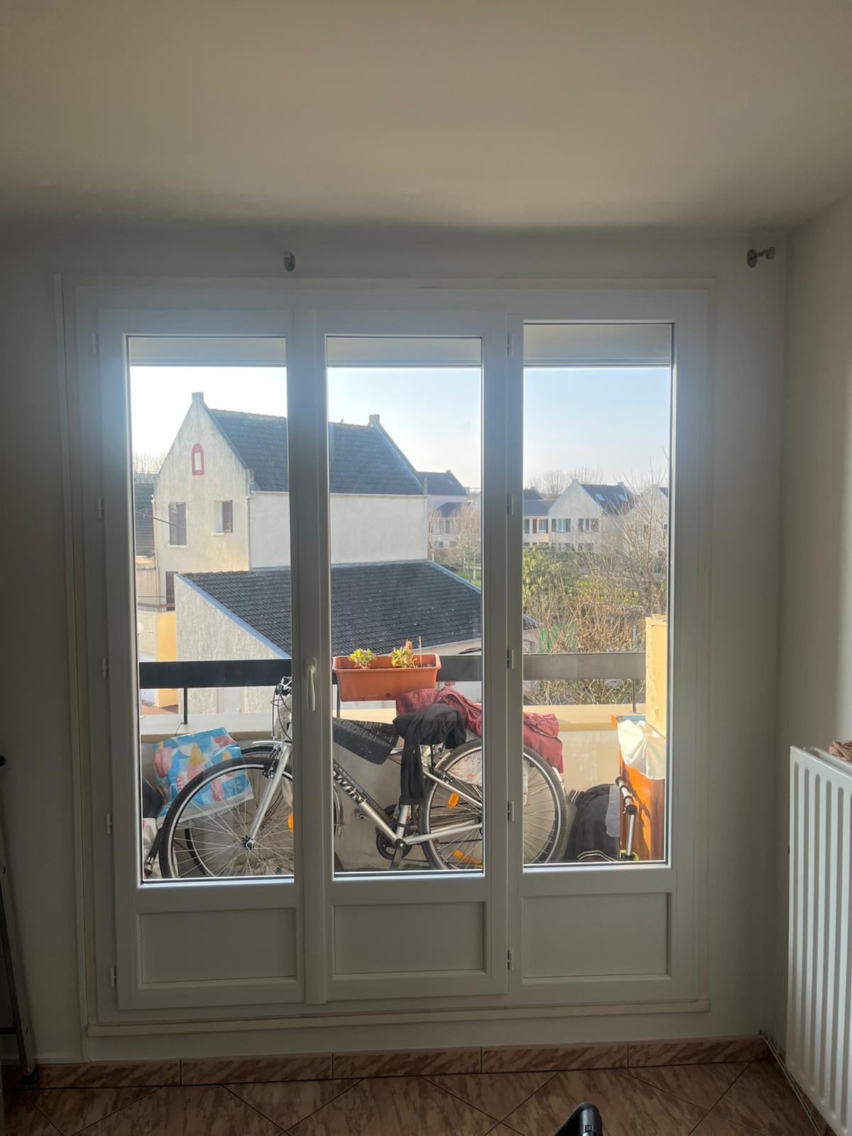 Fenêtre coulissante en aluminium noir avec grande baie vitrée offrant une vue panoramique